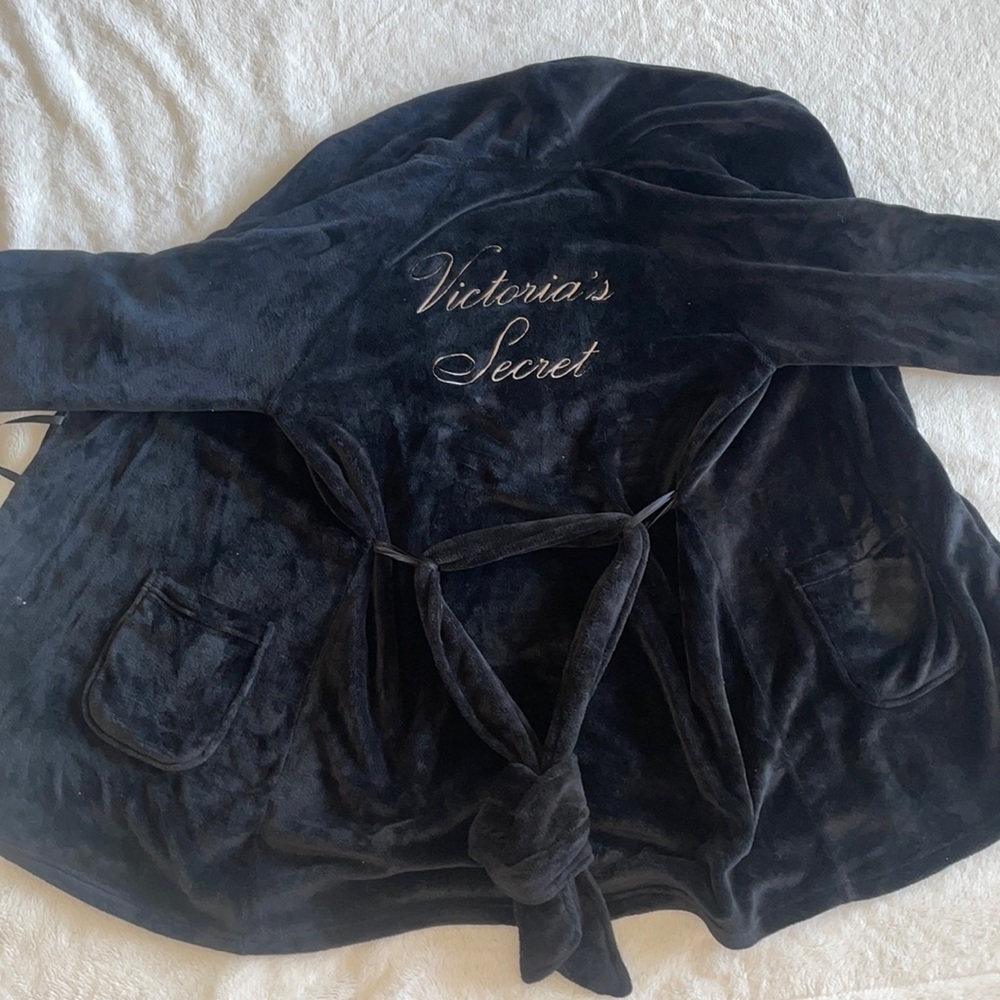 NEVER WORN, Victoria’s Secret robe with two pockets.